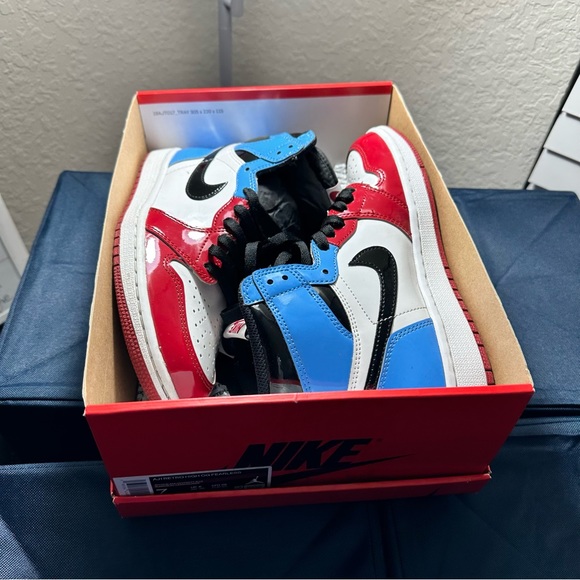 Jordan 1 Retro High Fearless UNC Chicago size 7 - Picture 2 of 3